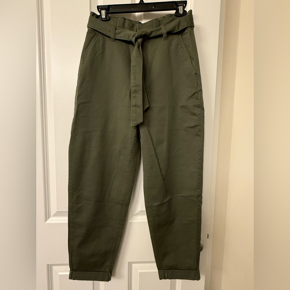 Banana Republic women’s Khaki Chinos with Belt